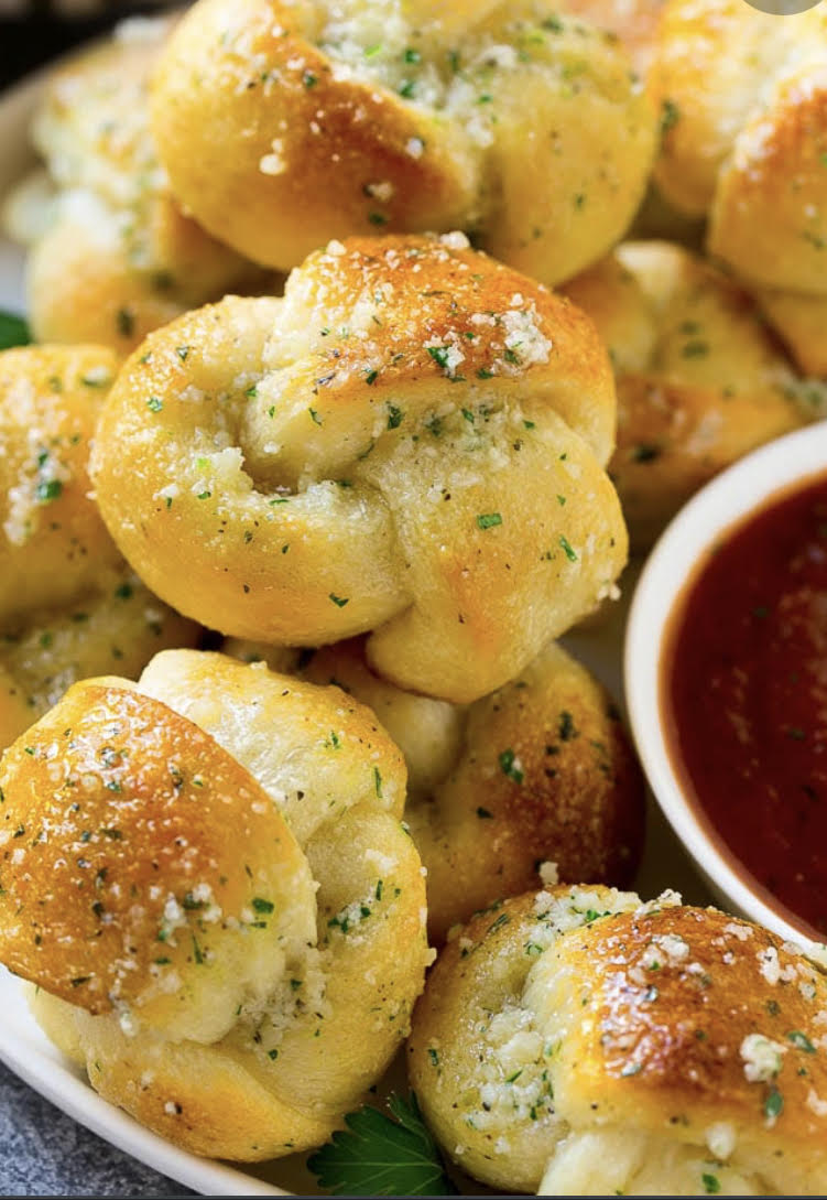 Garlic Knots seasoned parmesan cheese served with dipping marinara sauce